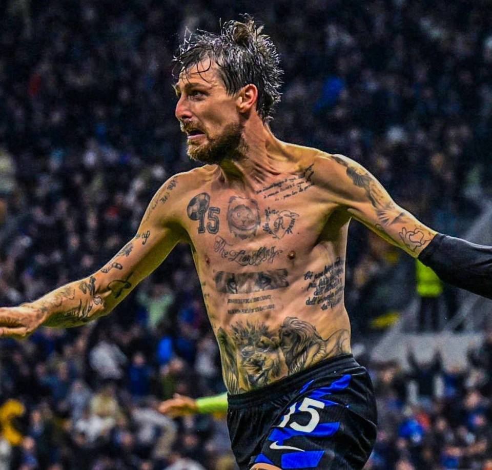 体育泰山队小将方昊晒出迪拜杯金靴奖杯